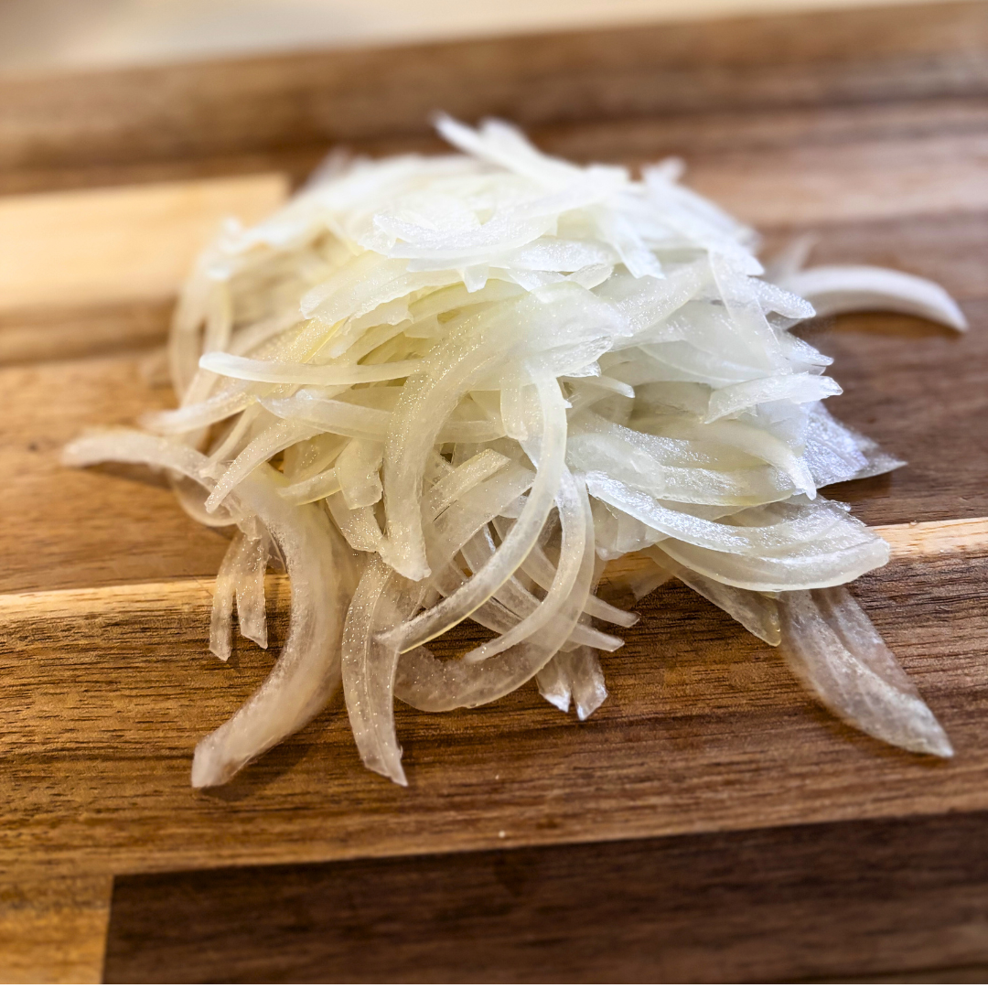薄くスライスした玉ねぎ